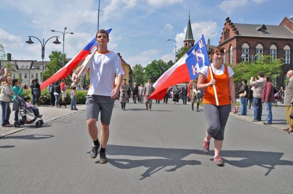 Členové s prapory v čele průvodu