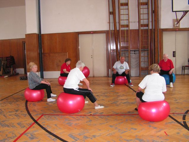 Senioři na gymnastických míčích