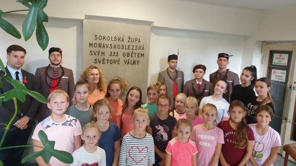 Památný den sokolstva v Čapkově sokolovně u desky 333 obětí světové války
